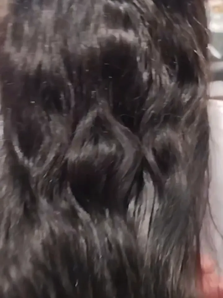 Antes: cabelo ondulado com volume e frizz